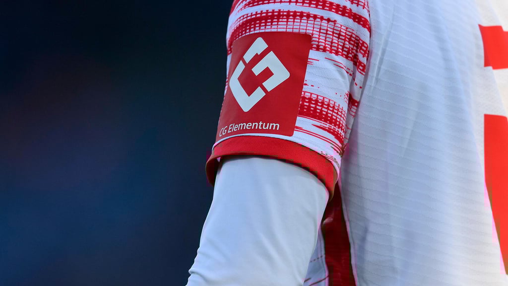 Das Symbol der Gröner-Firma am Trikotärmel von RB Leipzig.