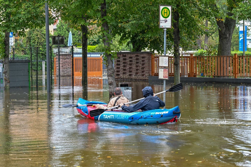Im Paddelboot in einem überfluteten Teil von Frankfurt (Oder) unterwegs