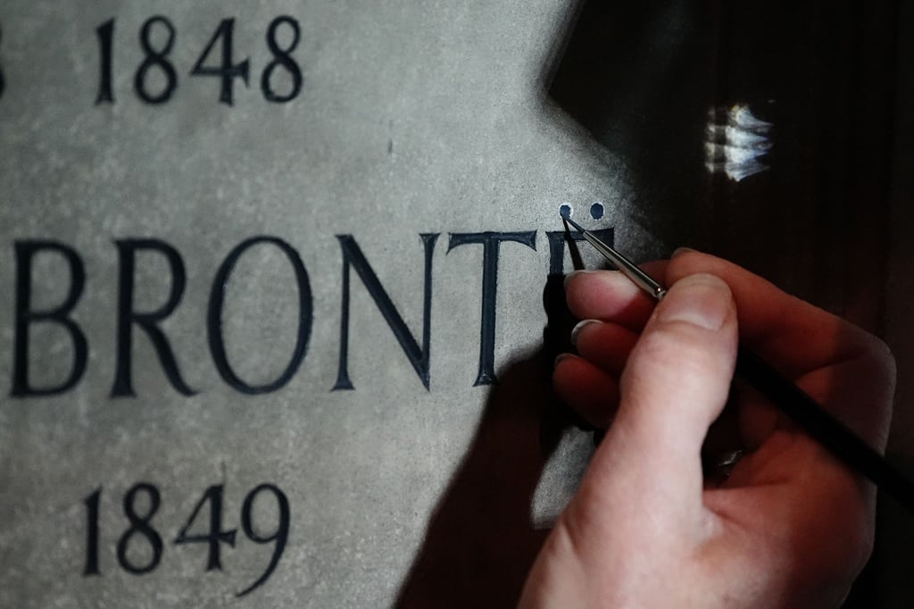 Ohne die Punkte wird der Name nur „Bront“ gesprochen.