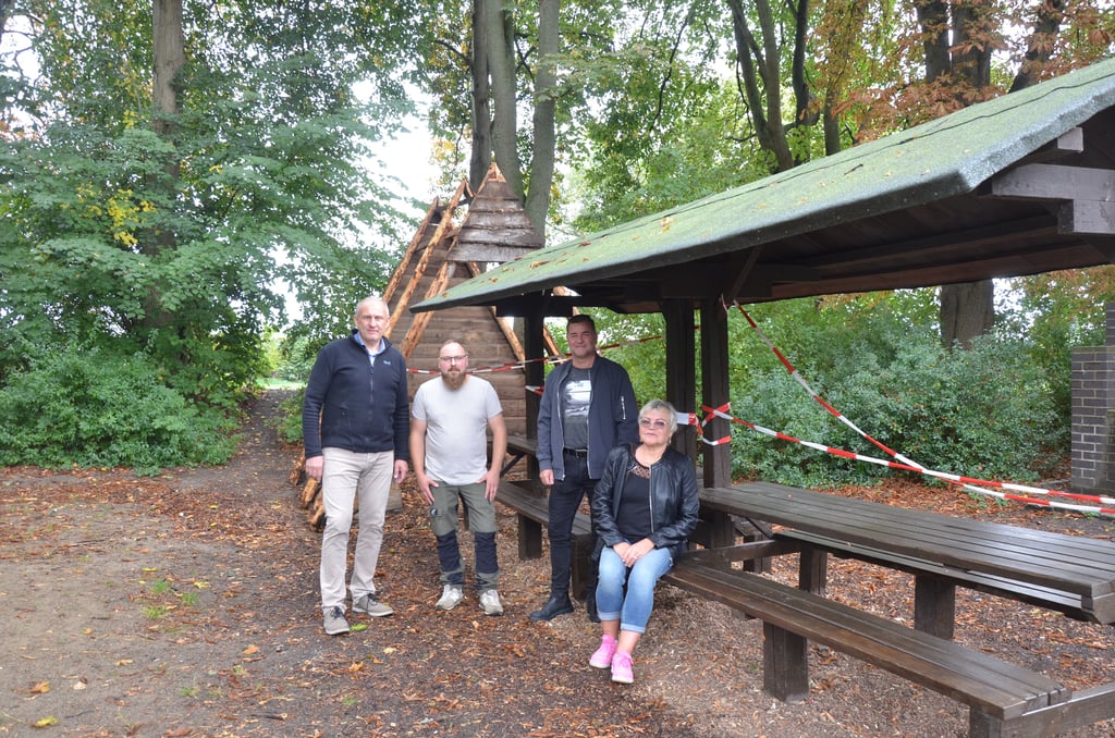 Dank der Kooperation mit dem VHS-Bildungswerk konnte unter anderem der Grillplatz gestrichen werden. Darüber freuen sich Ines Tempel vom VHS-Bildungswerk, sowie René Herbert vom Förderverein, Marcel Seidel, Vorarbeiter im Tiergehege und Matthias Wilcke von der Stadt Oschersleben (v. r. n. l.).
