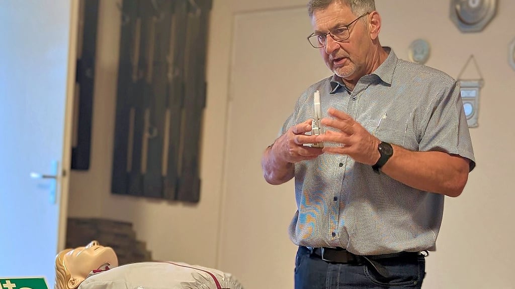 Medizintechniker Michael Burghardt hat den Weddendorfern das neue Gerät anhand einer Erste-Hilfe-Puppe erklärt.