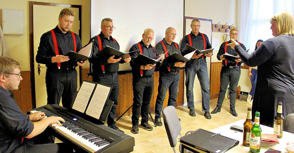 Der Steutzer Männerchor unter der Leitung von Susanne Klimmt trug zum Programm in der Heimatstube bei.
