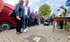 Stolpersteine in Bittkau (Kreis Stendal): Die Enkel des jüdischen Landarztes Dr. Ernst Lewy, der 1939 in die USA floh, waren bei der Verlegung dabei.