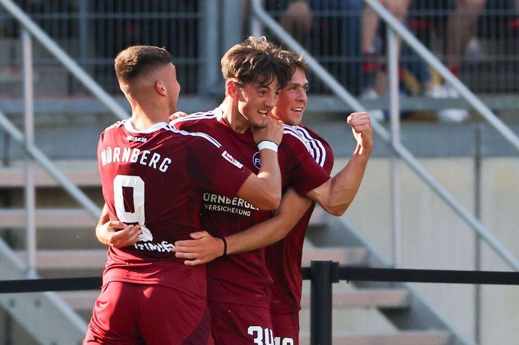 Dustin Forkel (M.) fehlt gegen Hannover verletzt.