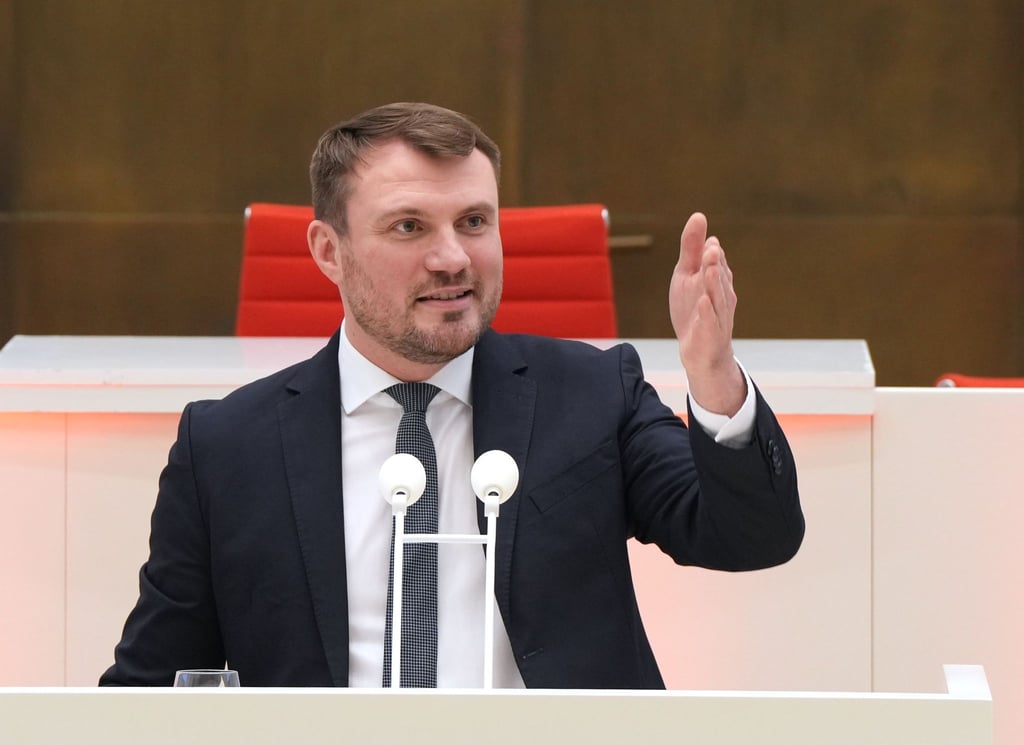 SPD-Fraktionschef Keller sagte als eine Reaktion nach dem Eklat in der ersten Sitzung des Thüringer Landtags: „Ich hätte mir schon die Autorität zugetraut, zur Landtagsverwaltung zu gehen, damit ihm das Mikro abgedreht wird.“