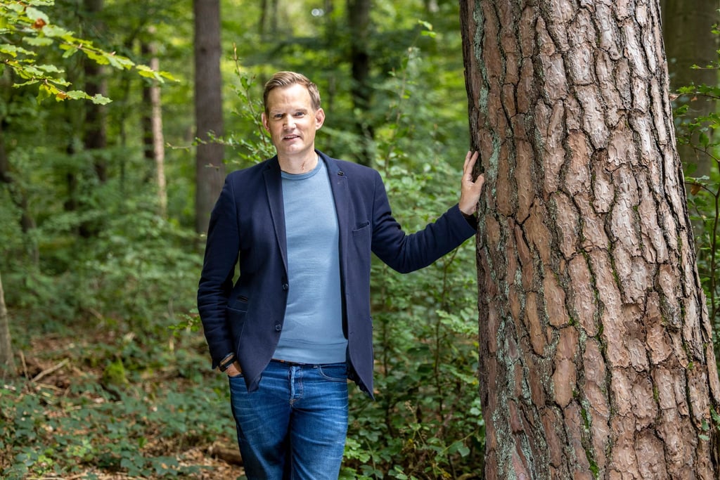 Im Kottenforst bei Bonn kann Hendrik Streeck in Ruhe telefonieren - und das tut er oft.