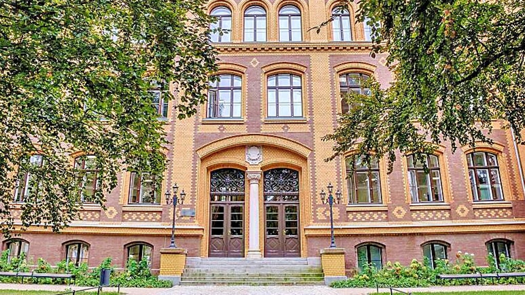 Das 1888 eingeweihte Gymnasium erhielt 1897 den Namen Melanchthon-Gymnasium