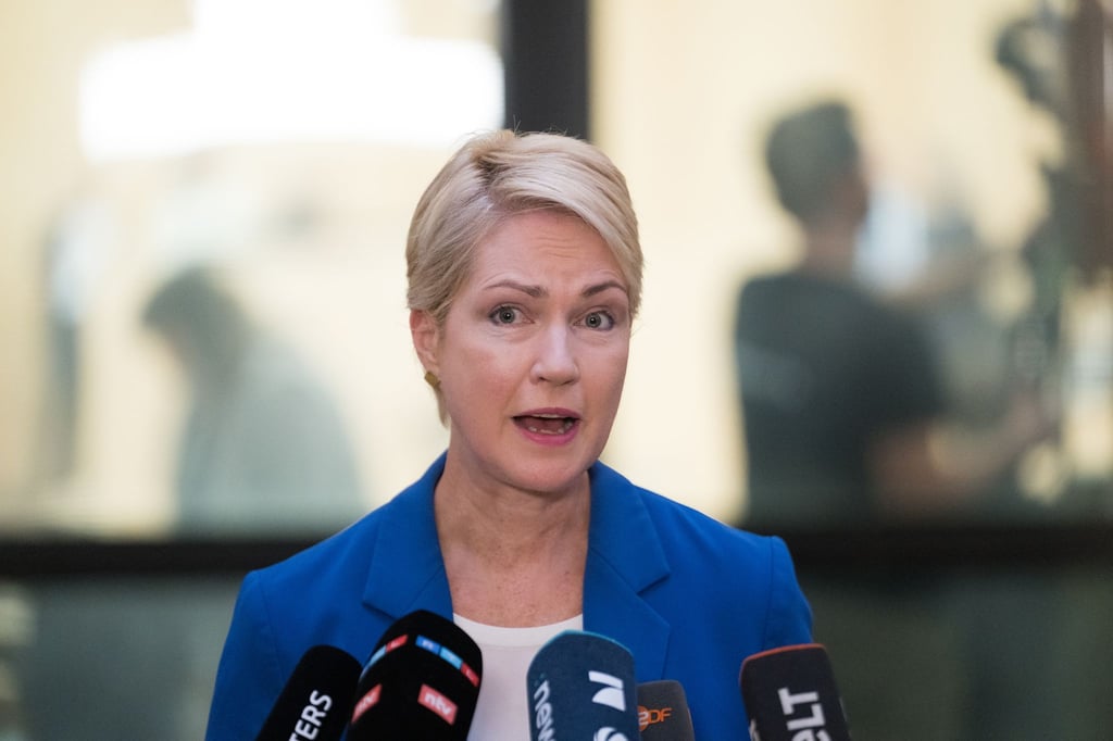Mecklenburg-Vorpommerns Ministerpräsidentin, Manuela Schwesig (SPD), sieht sich in ihrer Einschätzung der AfD durch die Vorfälle im Landtag von Thüringen bestätigt.