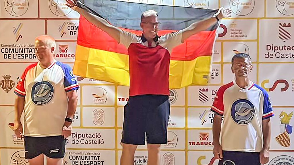 Sportangler Jens Nagel ganz oben auf dem WM-Siegerpodest.