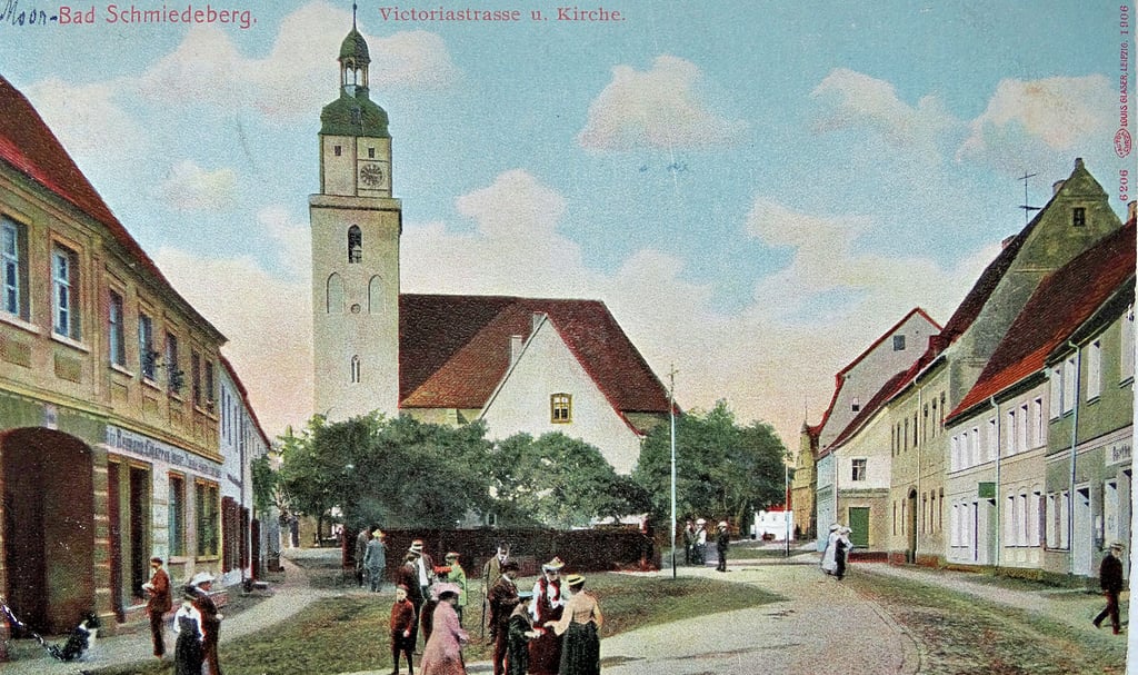 Die Kirche von Bad Schmiedeberg auf einer Postkarte aus dem Jahr 1906. Das im Ersten Weltkrieg abgelieferte Stundengeläut wurde 1924 erneuert.