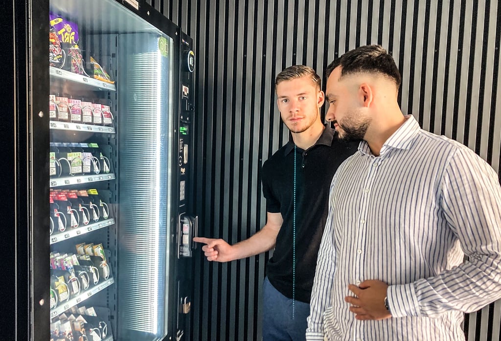 Moritz Singbeil, der auf die installierte Altersabfrage deutet, und Konstantinos Goulas freuen sich über ihr erstes voll automatisiertes Geschäft.