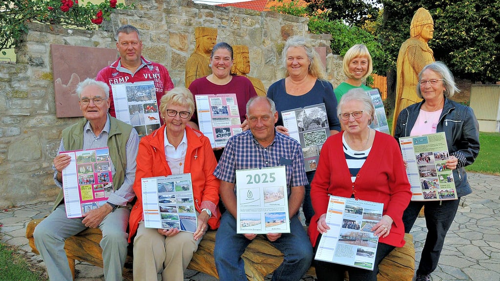 Die Mitglieder des Wallhäuser Krammarktvereins stellen am Ottonen-Denkmal den Jahreskalender für 2025 vor.