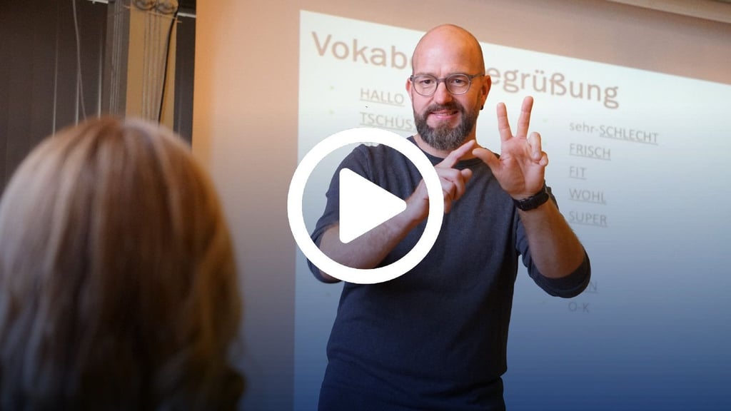 Henry Niekrawietz unterrichtet Gebärdensprache am Giebichenstein-Gymnasiums in Halle. Zur Schulzeit des gehörlosen Trainers war die Verständigung mit Gesten noch verboten.