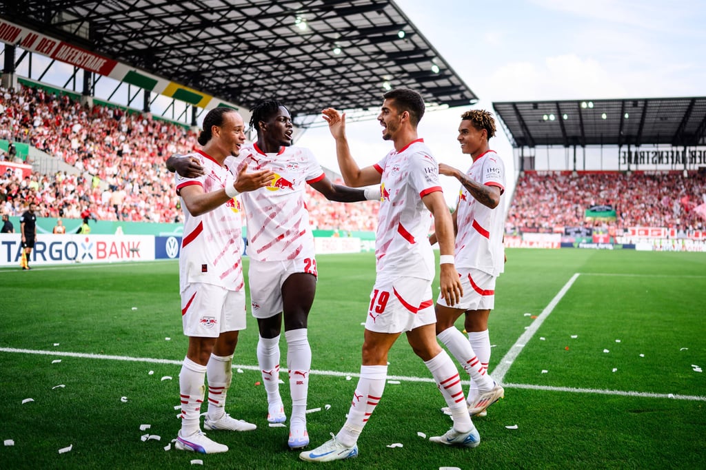 Xavi Simons (li.) und Andre Silva (3.v.l.).