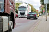 Viel Verkehr auf der Straße Am Fuchsberg. Für Radfahrer ist die Durchfahrt mit Gefahren verbunden. 