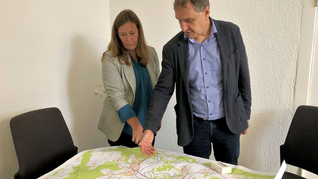 Katrin Kuhnt vom OB-Referat und Schulamtsleiter Steffen Kuras schauen ratlos auf den Stadtplan mit den Schulstandorten.