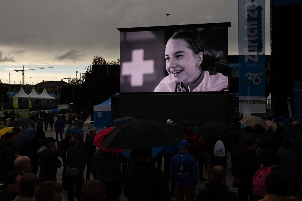 Ein Foto von Muriel Furrer auf der Leinwand im Zielbereich der WM.