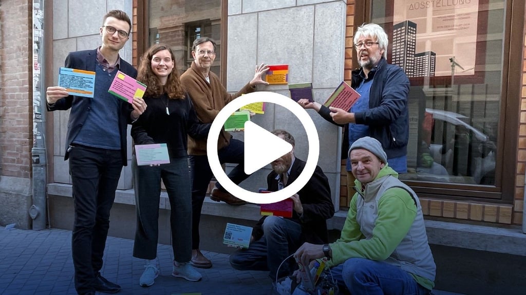 Helfen mit beim Fliesenkleben am halleschen Stadtarchiv  (v.l.): Martin Schurath (Stadt Halle), Autorin Laura Schaar,  Stadtschreiber Carl-Christian Elze, Autor Christian Kreis, Halles Stadtarchivar und Künstler André Kestel 