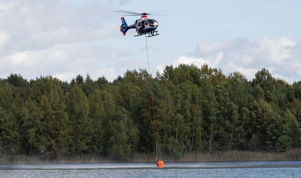 Neben mehr als 1.000 Einsatzkräften sind auch Hubschrauber und Helikopter im Einsatz.