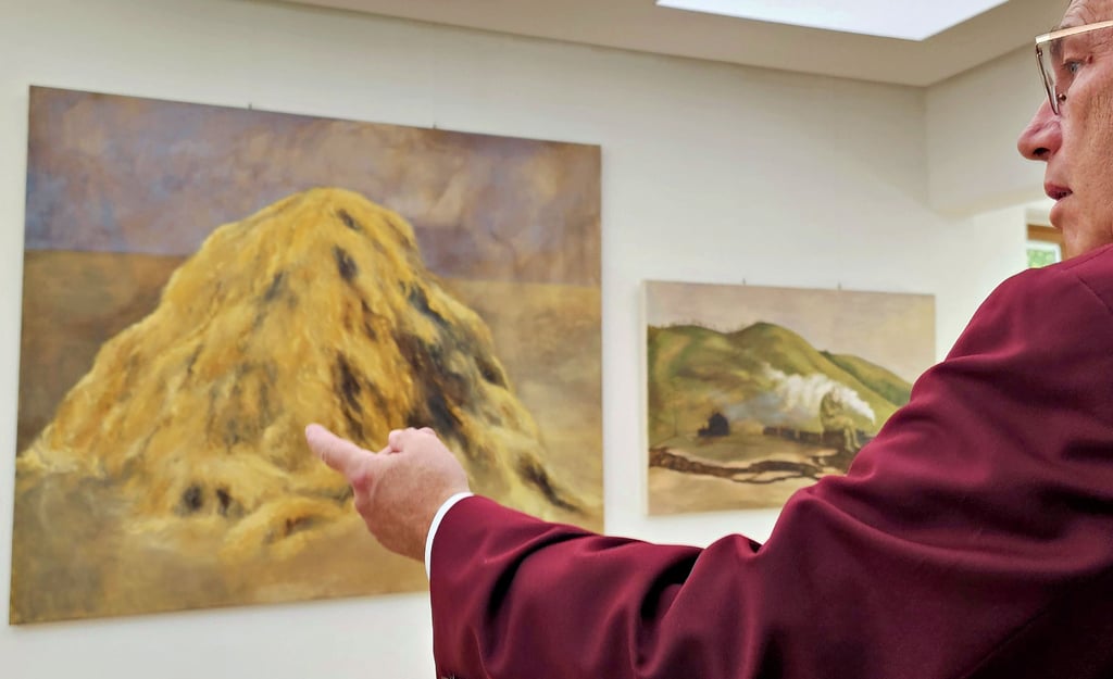 Galerist Robert Stephan vor „Stroh zu Gold“ von Chiara Hofmann. Stephan und Ulf Herden vom Cultour-Büro sind die Veranstalter der Kunstmesse.