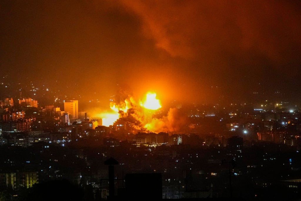 Hunderte Menschen in Beirut fliehen vor den Angriffen ins Stadtzentrum.
