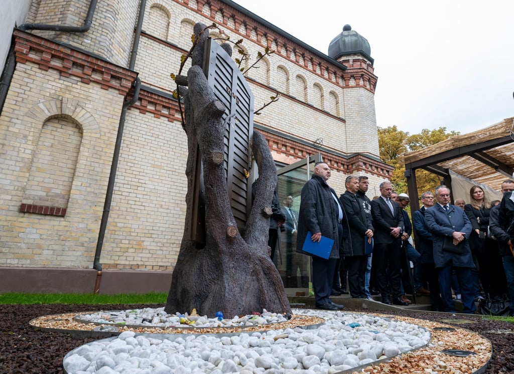 Gedenken an die Opfer des Anschlags: Bei den Google-Rezensionen der Synagoge hatte es in den vergangenen Wochen verstärkt Hasskommentare gegeben. (Archivbild)