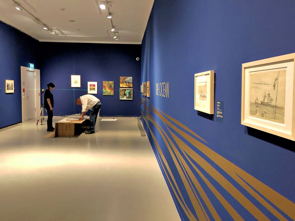 Etliche der Gemälde und Grafiken hängen schon, Beschriftungen werden noch angebracht: Blick in den Aufbau der neuen Ausstellung „Magic Moments" im Museum Lyonel Feininger.