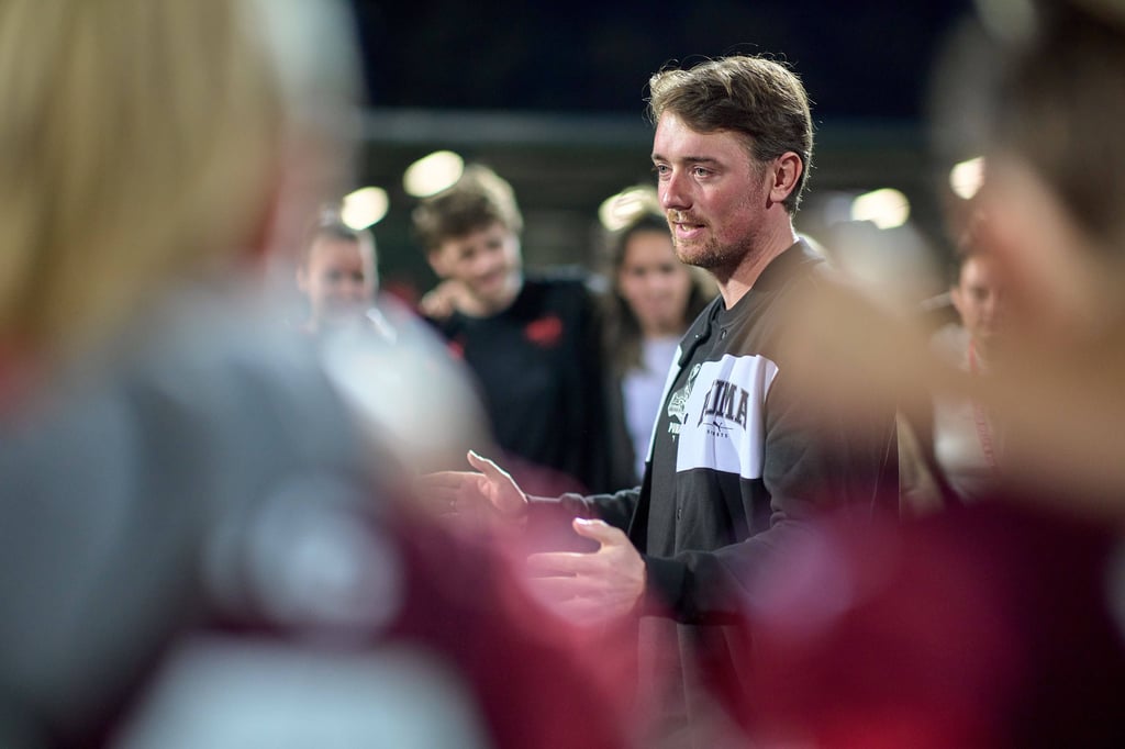 RB-Coach Jonas Stephan im Kreis des Teams.
