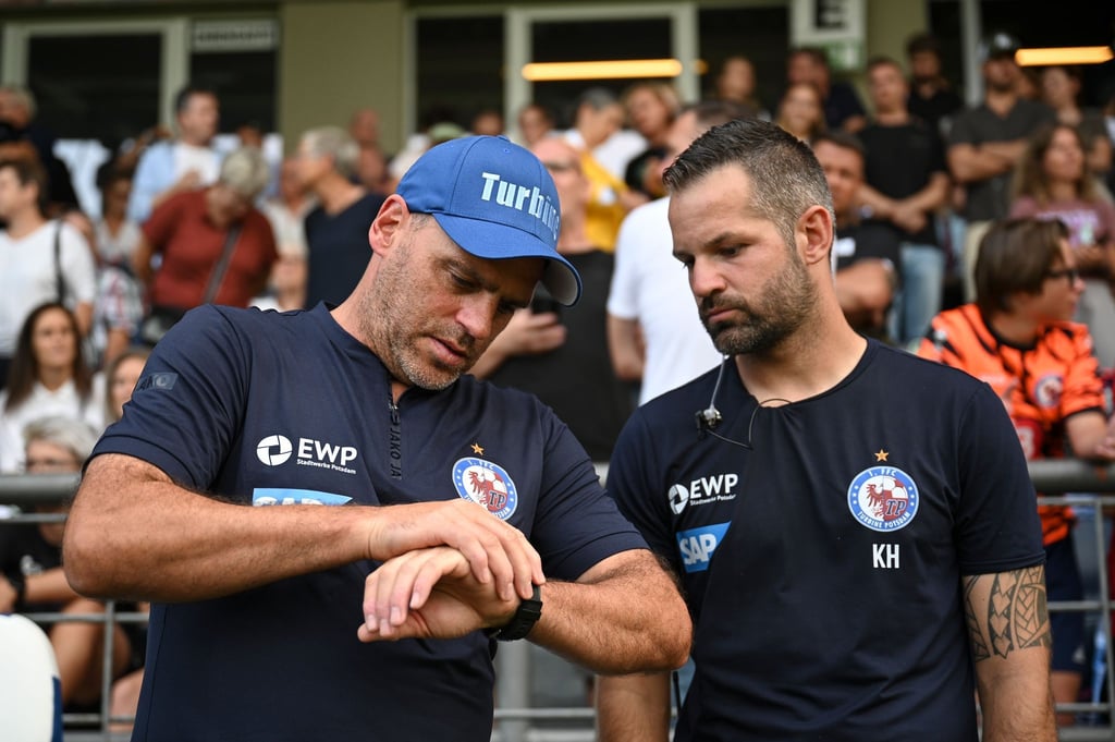 Marco Gebhardt (l) und die Turbinen warten weiter auf die ersten Punkte in der Bundesliga.