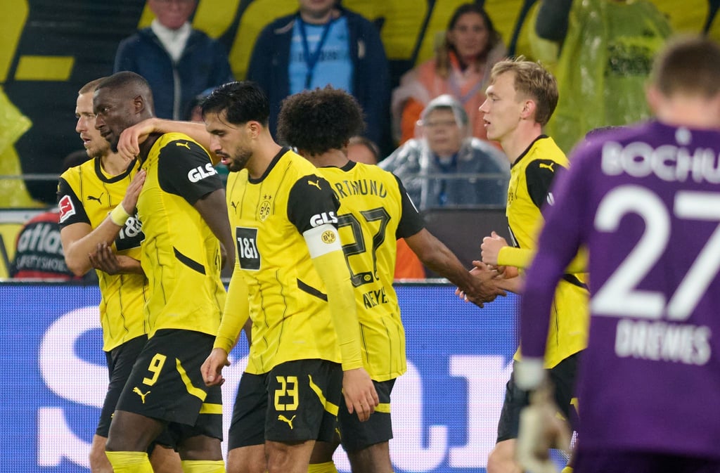Beim 4:2 des BVB über Bochum wird Serhou Guirassy (Zweiter v.l.) als Matchwinner gefeiert.