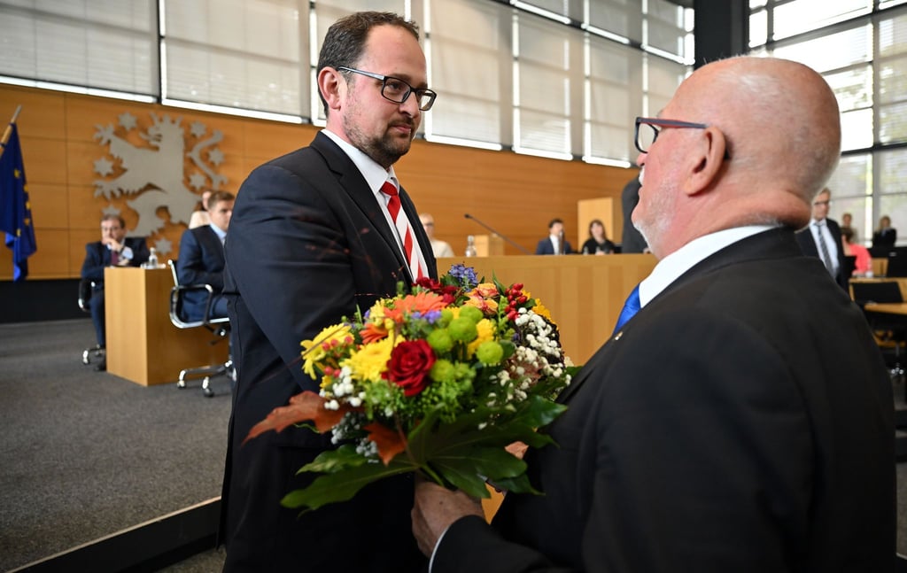 Thadäus König (CDU) ist neuer Landtagspräsident in Thüringen. Der massiv in die Kritik geratene Alterspräsident Jürgen Treutler (AfD) gratulierte ihm.