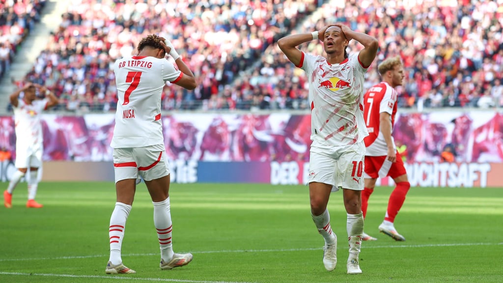 Antonio Nusa und Xavi (r.) beginnen gegen den FC Augsburg