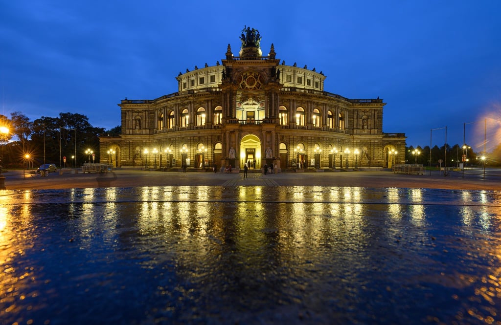 Die Semperoper hat für die erste Premiere der neuen Saison viel Zuspruch erhalten. (Archivbild)