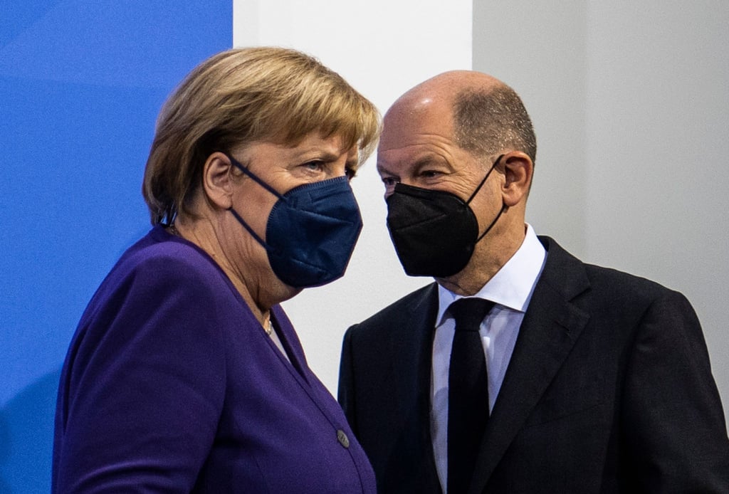 Nach dem Wahlsieg von Olaf Scholz kämpften Angela Merkel und er vorübergehend gemeinsam gegen Corona.