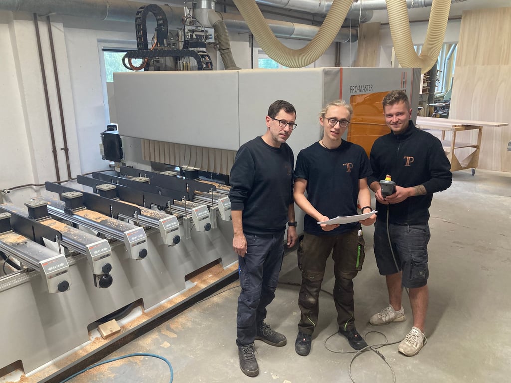 Tischlergeselle Burghard Beutel (M.) mit seinem Chef Andreas Prinz (l.) und seinem Ausbilder Niklas Prinz in der Werkstatt