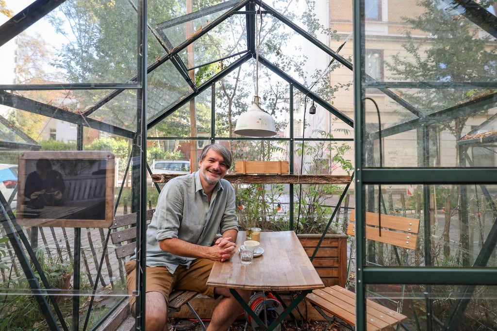 Saša Stanišić kann überall gut arbeiten - aber liebsten ist er dabei draußen. (Archivbild)