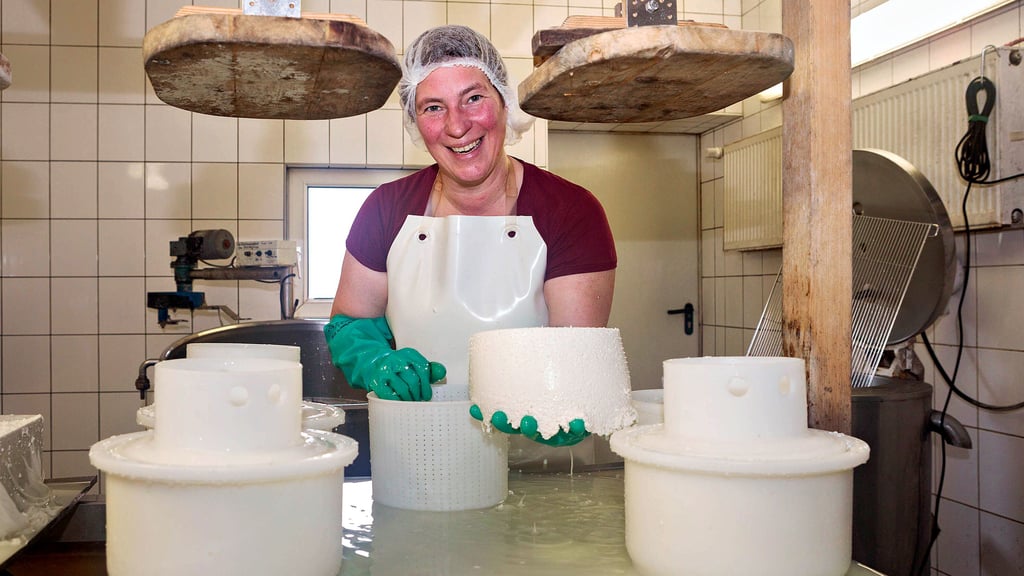 Astrid Blume bei der Käseproduktion auf dem Ziegenhof Schleckweda.