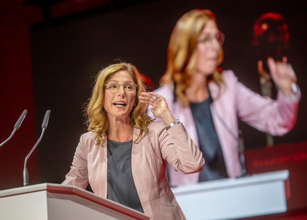 Sabine Bätzing-Lichtenthäler ist mit großer Mehrheit zur ersten SPD-Chefin in Rheinland-Pfalz gewählt worden.