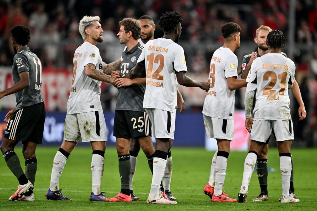 Kein Sieger im Spitzenspiel: Die Spieler des FC Bayern und von Bayer Leverkusen trennen sich mit einem Remis.