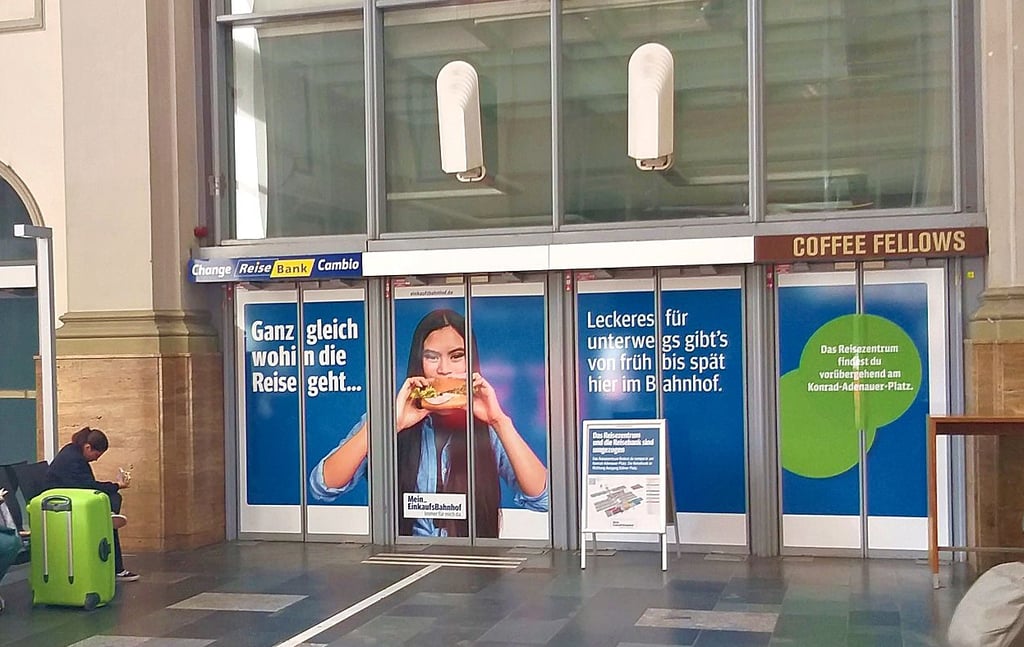 Noch ist nichts zu sehen. Aber hier – in der inzwischen geschlossenen Schalterhalle des Hauptbahnhofs Magdeburg – will bis Weihnachten Aldi einziehen.