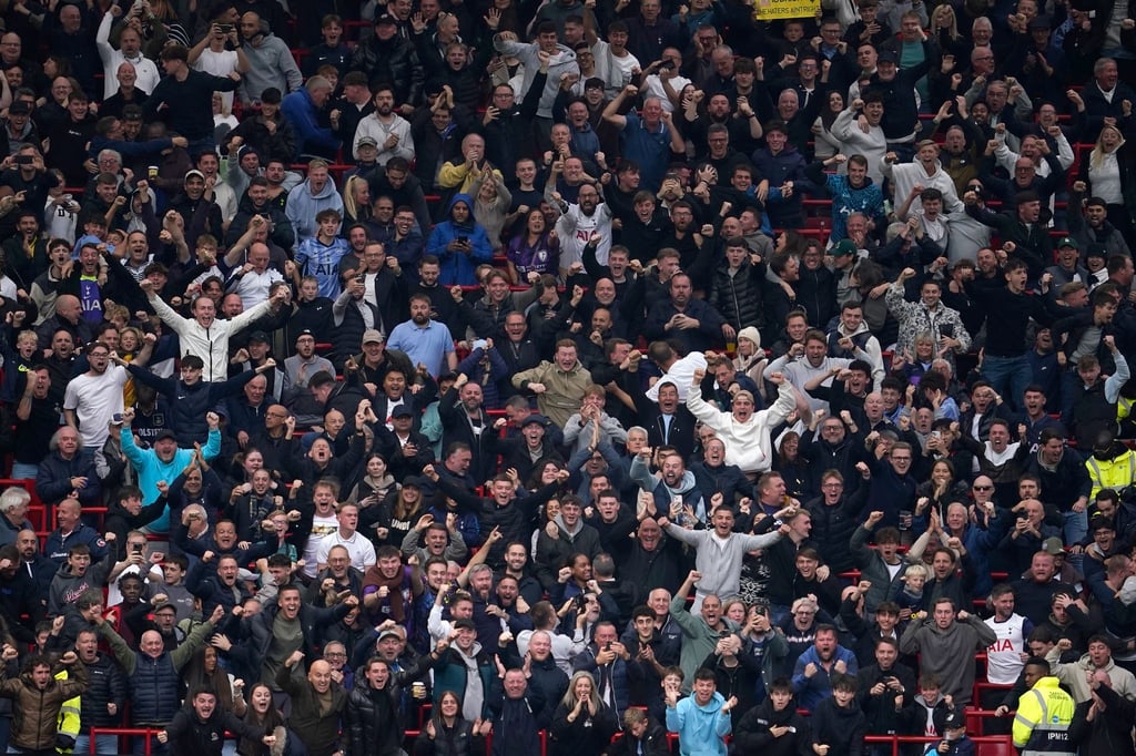Teile der Spurs-Fans fielen beim Auswärtsspiel gegen Manchester United negativ auf.