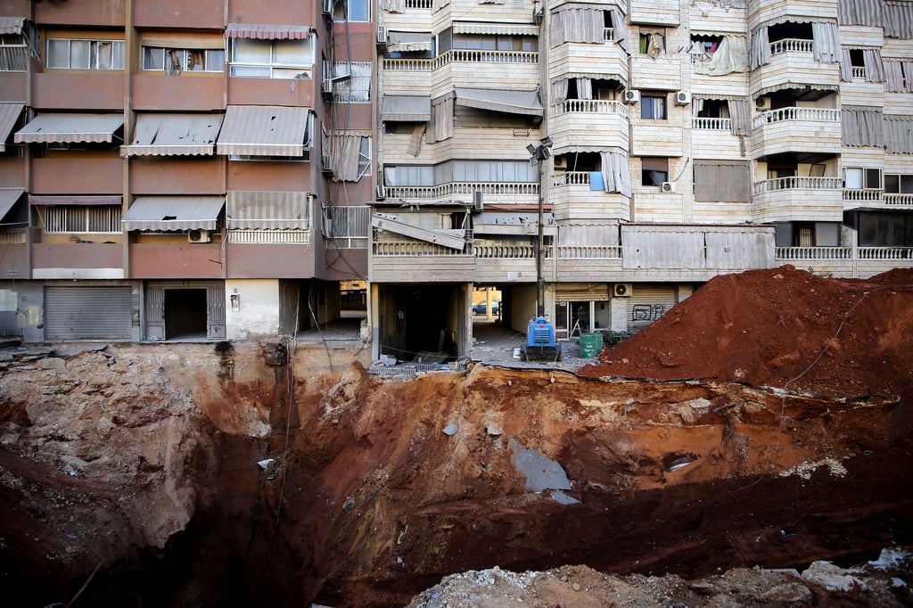 Ein riesiger Krater zeugt von dem israelischen Luftangriff auf das ehemalige Hauptquartier der Hisbollah.