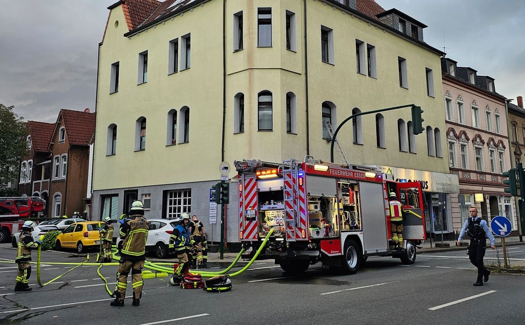 Bei zwei Bränden in Essen sind rund 30 Menschen verletzt worden.