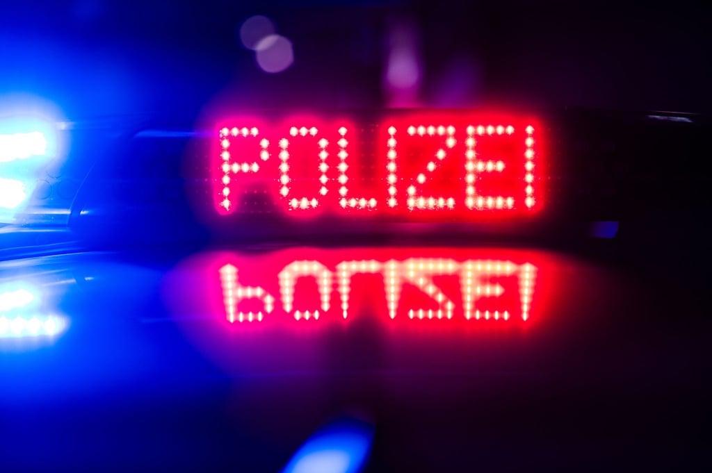 Eine Frau hat eine Gruppe von Jugendlichen mit einer Machete bedroht. (Symbolbild)