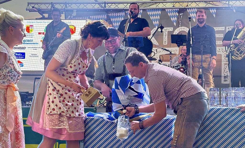 Den Fassbieranstich erledigten die Veranstalter Richard Degener, Martin Braune und Stadtbürgermeisterin Doreen Krüger (v. re.).