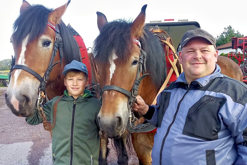 Stefan Ehrhardt und Sohn Lukas aus Seehausen haben mit ihren Pferden am Feuerwehrfest in Ochtmersleben teilgenommen.