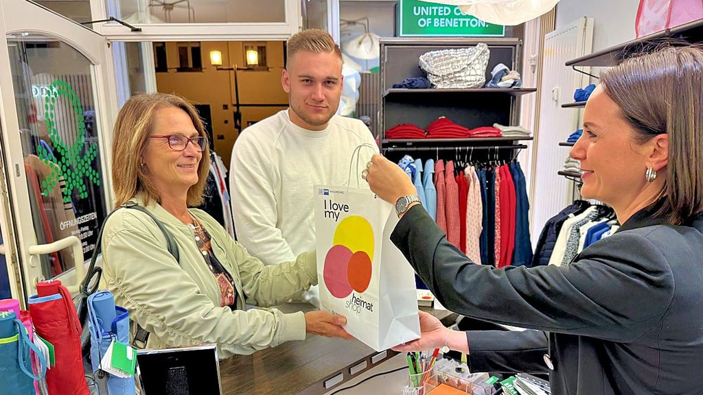 Arlette Pielert (links) war mit Sohn Remo beim „Heimat shoppen“ unterwegs. Sie hatten sich diesen Termin vorgemerkt, um entspannt am Abend bummeln zu können. Was Modehändlerin Marie-Theres Schreiber freute.