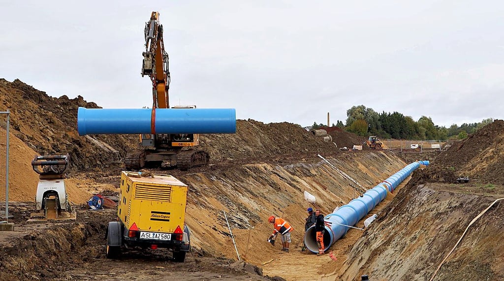 Wegen der künftigen A14 muss eine Trinkwasserhauptleitung zwischen Jersleben und Samswegen umverlegt werden. Die neuen Rohre liegen, nun müssen die alten raus.