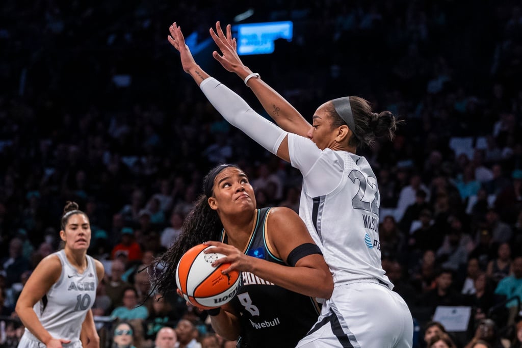 Nyara Sabally (M.) feierte mit New York den Sieg im ersten Halbfinale.