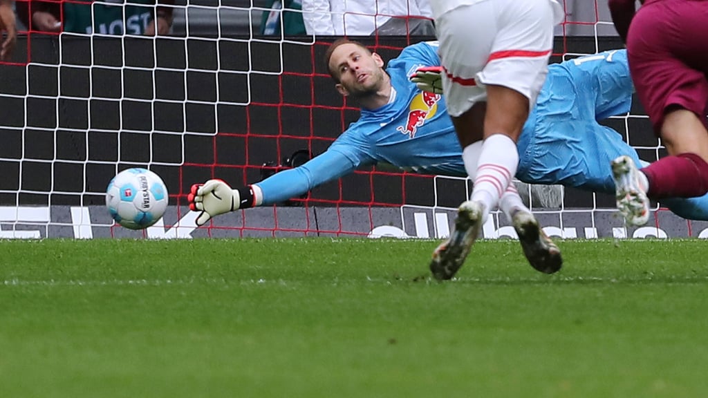 Peter Gulacsi hält den Elfmeter von Jeffrey Gouweleeuw.